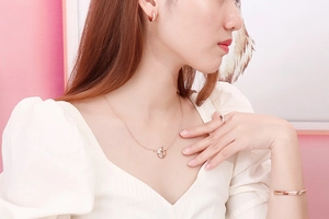 Dettaglio del set di gioielli in oro rosa con zircone e incisione my love