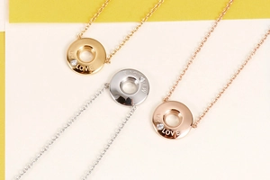 Dettaglio di tre collane My Love in oro, argento e oro rosa con pietre di zircone