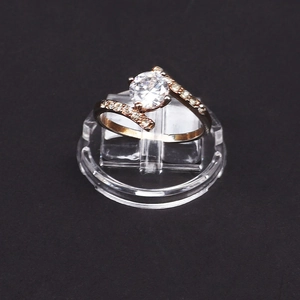 Anello elegante in oro rosa con fascia incrociata di diamanti su base di vetro