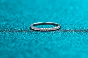 Close-up of S925 sterling silver band ring with claw-set moissanite round diamonds