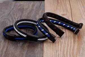 Détails de bracelets en cuir tressé avec coutures colorées et fermoirs magnétiques