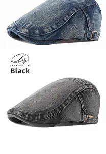Dettaglio di berretti piatti in denim vintage blu e grigi con fibbie in metallo