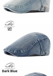 Dettaglio di berretti piatti in denim lavato blu medio e scuro con fibbie in metallo
