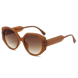 Lunettes de soleil rondes oversize avec monture marron translucide et verres dégradés