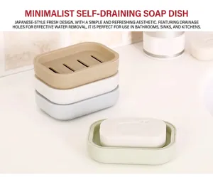 Gros plan de boîtes à savon double couche en plastique avec trous de drainage en quatre couleurs