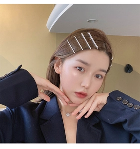 Barrettes élégantes avec strass argentés portées par un mannequin pour un look minimaliste