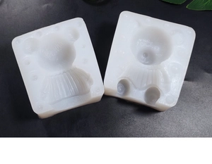 Detalle de dos moldes de silicona con forma de oso 3D para pasteles, café o hielos