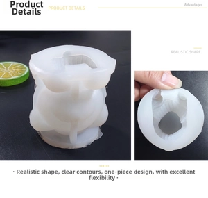 Detalle de la alta elasticidad y silicona flexible del molde de cubitos de hielo oso