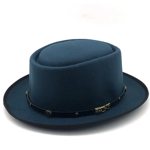 Dettaglio del cappello pork pie blu navy con fascia in pelle e fibbia in metallo retrò