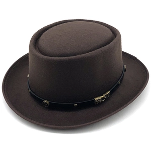 Cappello di feltro di lana marrone scuro con fascia in pelle e fibbia in metallo vintage