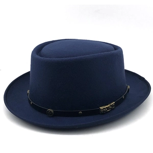Dettaglio cappello di lana blu navy con cinturino in pelle nera ed emblema a croce