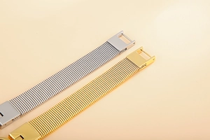 Détail des bracelets en maille milanaise tressée en finitions or et argent poli