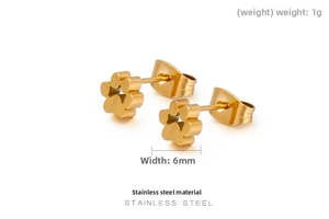 Détail de boucles d'oreilles patte en acier doré, largeur 6 mm et fini poli