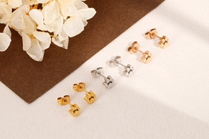 Détails de boucles d'oreilles pattes d'animaux en finitions or, argent et or rose