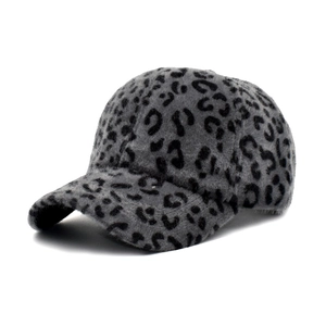 Texture dettagliata del berretto da baseball leopardato grigio in pelliccia sintetica