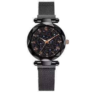 Dettaglio dell'orologio al quarzo con quadrante stellato, vetro a diamante e mesh