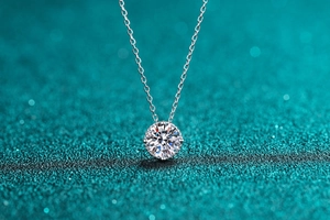Macro de collier moissanite en argent S925 montrant le bord perlé et la pierre de taille ronde
