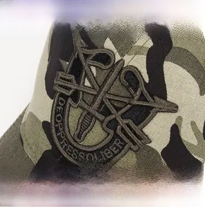 Gros plan d'une casquette de baseball camouflage avec broderie détaillée des forces spéciales