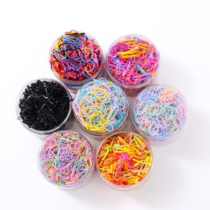 7 packs d'élastiques à cheveux jetables en pots ronds colorés sur fond blanc neutre