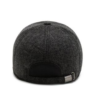 Vista posteriore del cappello invernale da uomo in lana grigio scuro con fibbia in metallo