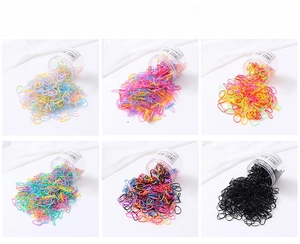 Gros plan sur des élastiques à cheveux colorés présentés dans une boîte à 6 compartiments