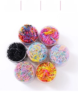 Lot de sept pots en plastique remplis d'élastiques à cheveux colorés de haute élasticité