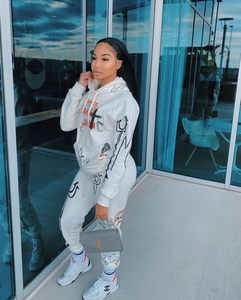 Detailansicht des weißen Hoodie- und Jogginghosen-Sets mit Graffiti-Print im Streetstyle