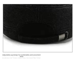 Fibbia in metallo regolabile e dettaglio del tessuto testurizzato sul retro del cappello