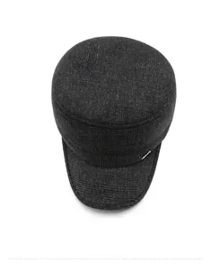 Vista dall'alto di un cappello piatto in lana scozzese grigio scuro con dettaglio M