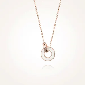 Détail du collier en or rose avec anneaux romains entrelacés et incrustation blanche