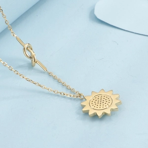 Collier pendentif tournesol en acier inoxydable doré avec détail nœud sur bleu