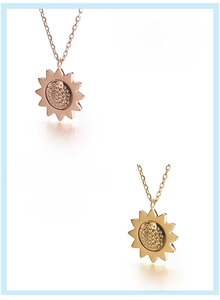 Vue macro détaillée de pendentifs tournesol en acier inoxydable 316L dorés et or rose