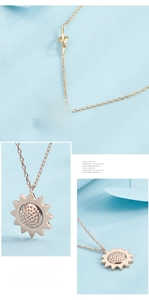 Vue détaillée du pendentif tournesol en or rose avec texture de pétales précise