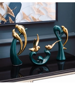 Detail van groene keramische vogels met gouden accenten voor modern woondecor