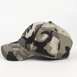 Seitenansicht der Camouflage-Baseballkappe mit Stickerei und verstärkten Nähten
