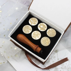 Set de sello de lacre con mango de madera y seis cabezales de latón en caja de regalo