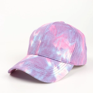 Détail d'une casquette tie-dye pour queue de cheval en coton sergé violet et rose