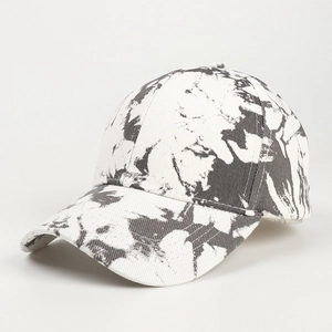 Vue détaillée du motif tie-dye monochrome et des coutures d'une casquette de baseball