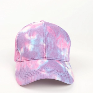 Détail de la casquette tie-dye rose et violette avec coutures renforcées sur la visière