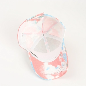 Vue détaillée de l'intérieur de la casquette tie-dye avec trou pour queue de cheval