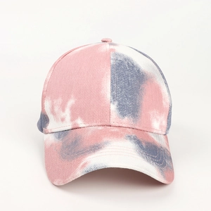 Détail de la casquette de baseball tie-dye rose et bleu en coton à six panneaux