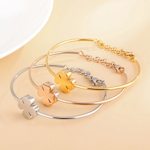 Adjustable four-leaf clover clover bangle in gold, rose gold and silver stainless steel