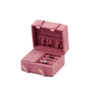 Tragbare Schmuckschatulle aus rosa Samt mit Druckknopf für Ringe und Ketten