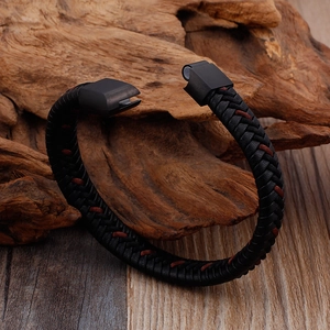 Bracelet tressé en cuir avec surpiqûres rouges et fermoir magnétique noir mat