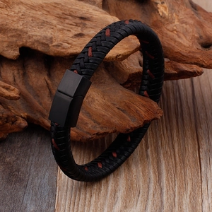 Bracelet en cuir tressé noir avec coutures rouges et fermoir magnétique noir mat