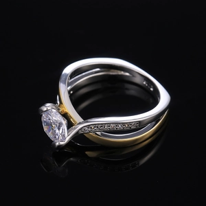 Bague de fiançailles bicolore en argent S925 avec zircon rond sur fond noir miroir