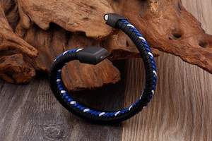 Détail du bracelet en cuir tressé avec fermoir magnétique en métal noir mat texturé