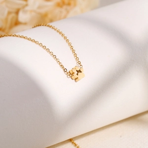Elegante goldene Edelstahlkette mit Kleeblatt-Anhänger und minimalistischem Design