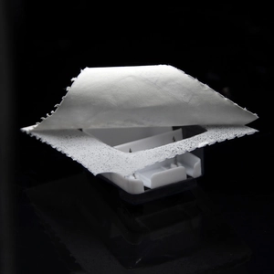 Gros plan de clous d'oreilles en acier inoxydable plaqué or 24 carats et emballage stérile