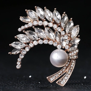 Elegante Ährenbrosche mit runder weißer Perle und klaren Strasssteinen in Roségold